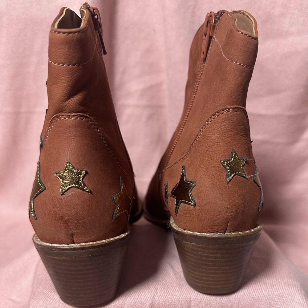 NWOT Seychelles Tan Ankle Leather Boots with Gold Star Details - Picture 3 of 9
